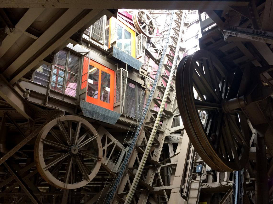 Vue mécanisme et poulies existantes © RFR Ascenseur Nord de la Tour Eiffel poulies