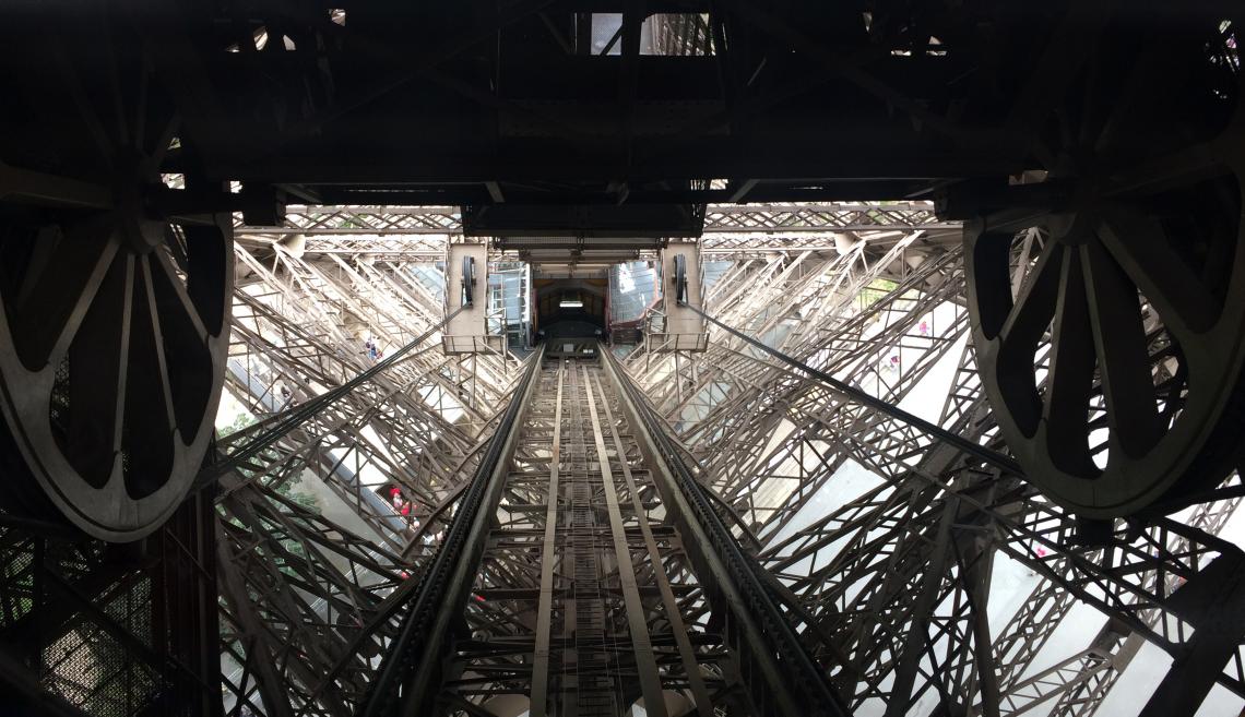 Vue gaine et poulies existantes © RFR Ascenseur Nord de la Tour Eiffel gaine