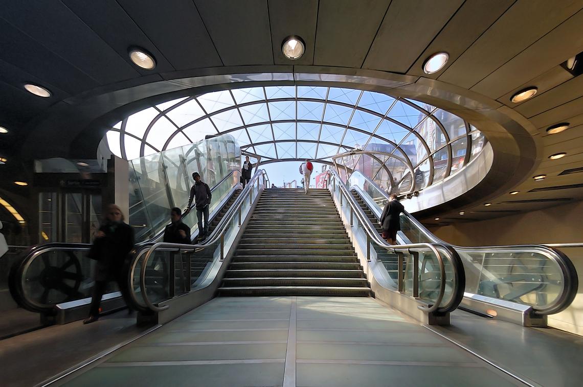 vue à la sortie de la gare © A. Duhamel Lentille du métro gare Saint Lazare sortie de gare