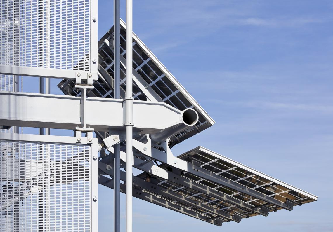 Détail d'un panneau photovoltaïque sur l'ascenseur panoramique © Michel Denancé Tribunal de Paris, détail d'un panneau photovoltaïque sur l'ascenseur panoramique